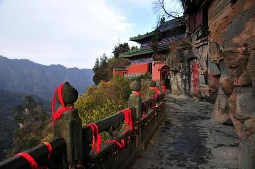 湖南一位峭壁飞人，专帮人上“龙头香”，每日收入高达上万元！