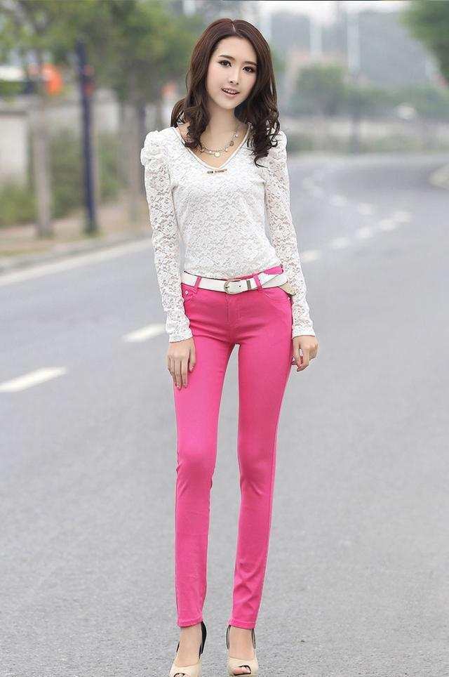 小阿姨气质成熟, 选择紧身的上衣和短裤, 修长美