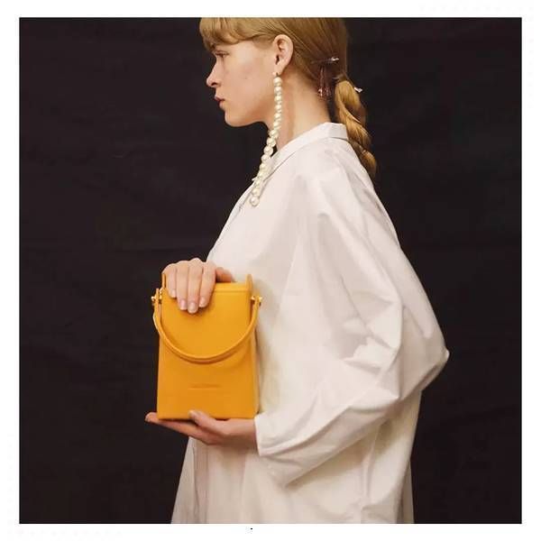 懒美人出门必备，25款凹造型小包包了解下!