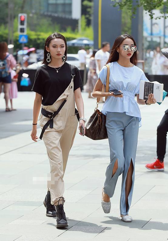 穿“个性”长裤出镜的美女们，绝对是人群中的亮点