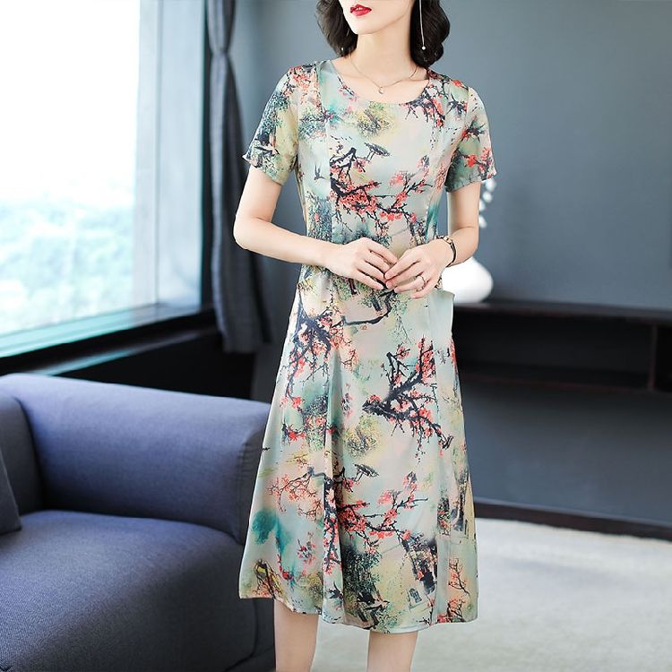 倘若60后的你还烦恼穿什么，看看下面印花A字秋裙，十足女人味