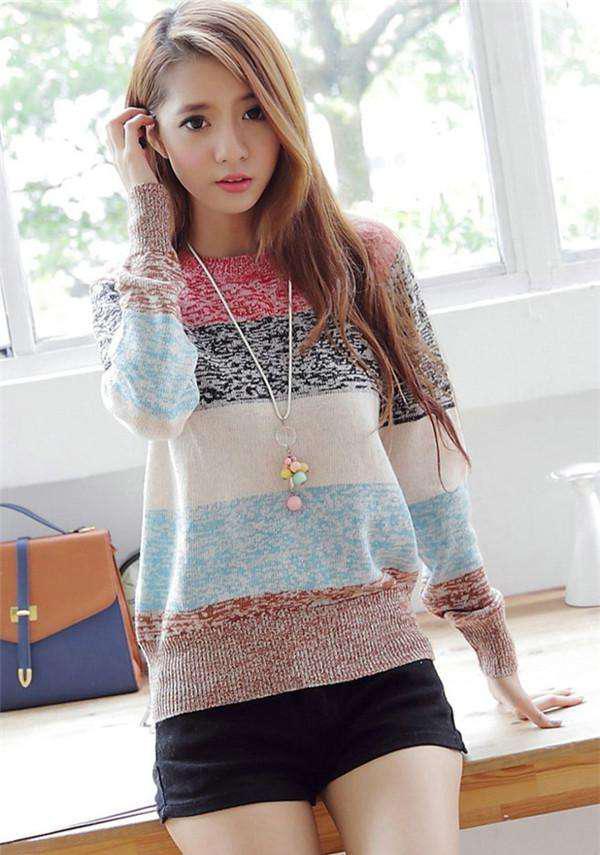 简简单单的自己穿着短裤, 透露出青春和时尚