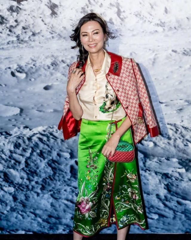 『气质』老前辈邓文迪穿搭太大胆!50岁还穿红配绿,有几人能够撑住?