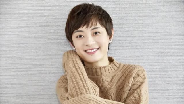  『凹陷的太阳穴』普通女生如何显高级？“有钱发型”一定要试试