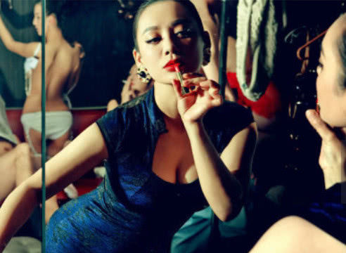 宁静早年照片流出，登《男人装》变“胸猛尤物”，网友:受不了