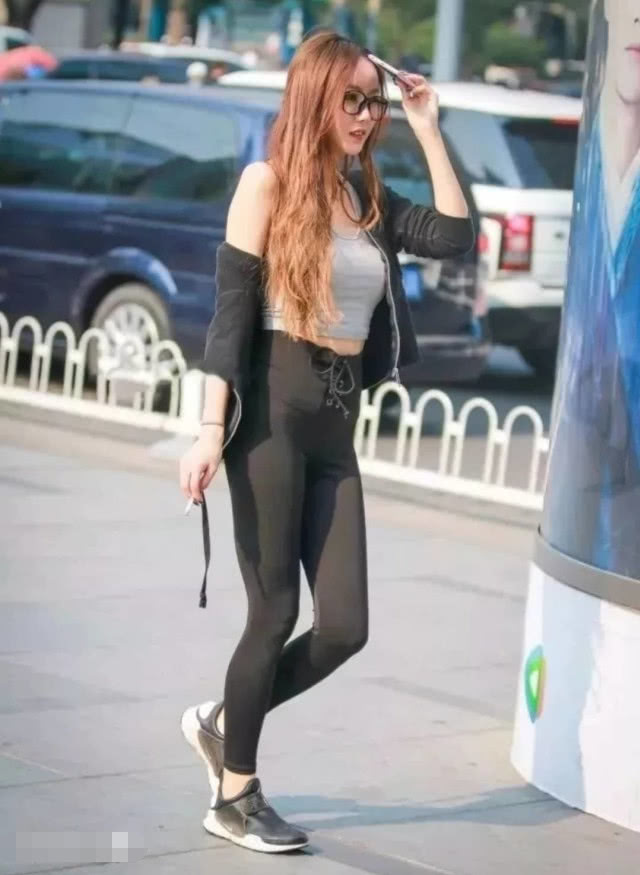 俏皮小女神紧身裤绷出丰腴的身材，下滑的上衣露雪白香肩