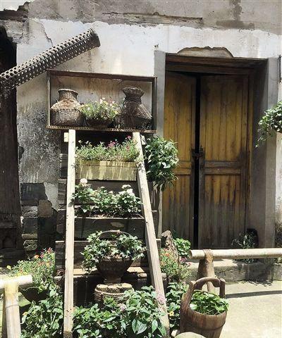 庭院不需太奢华，或一盆花，或一个老物件就能让庭院惬意起来