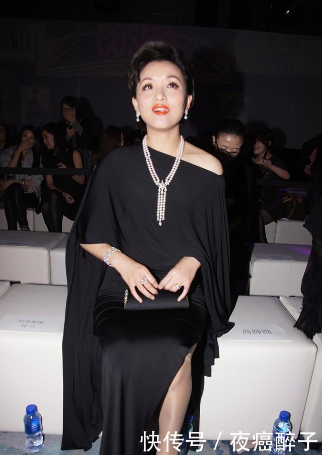 气质:杨澜有气质不显胖,穿修身黑礼服缺少曲线美,坐下不小心暴露腿粗