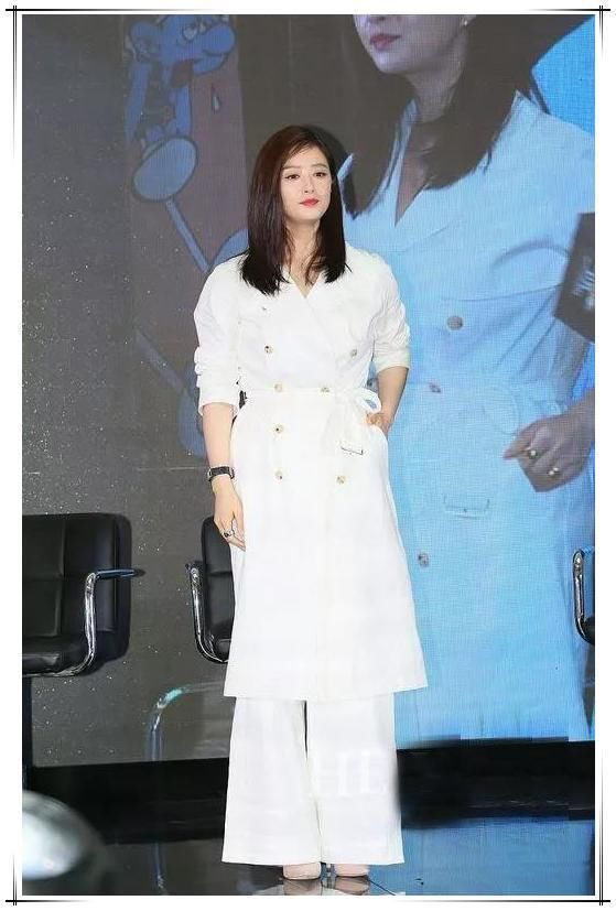 蒋欣的麒麟臂已经不算啥了，发型才是亮点，网友：发型师在整你吧