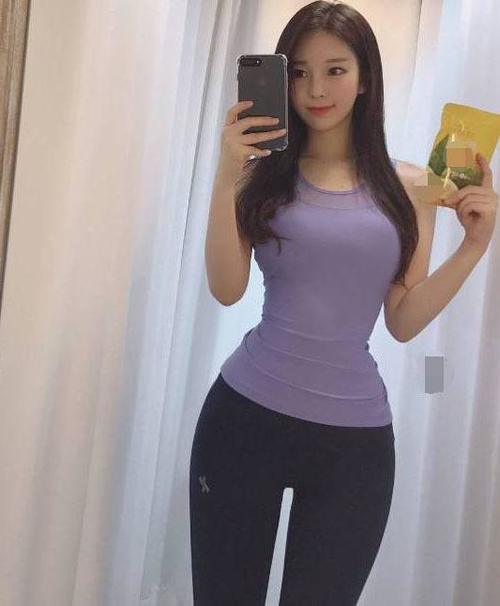 身材曲线凹凸紧致的紧身打底裤小姐姐，身姿优美，塑造美丽形象！