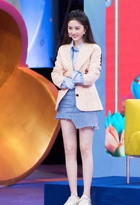 宋祖儿欧阳娜娜同框，姐妹俩的裙子一条比一条短，坐下都不方便！