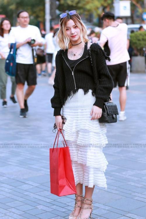 路人街拍：小姐姐的吊带短裙很优美，不穿丝袜的双腿很健康的颜色