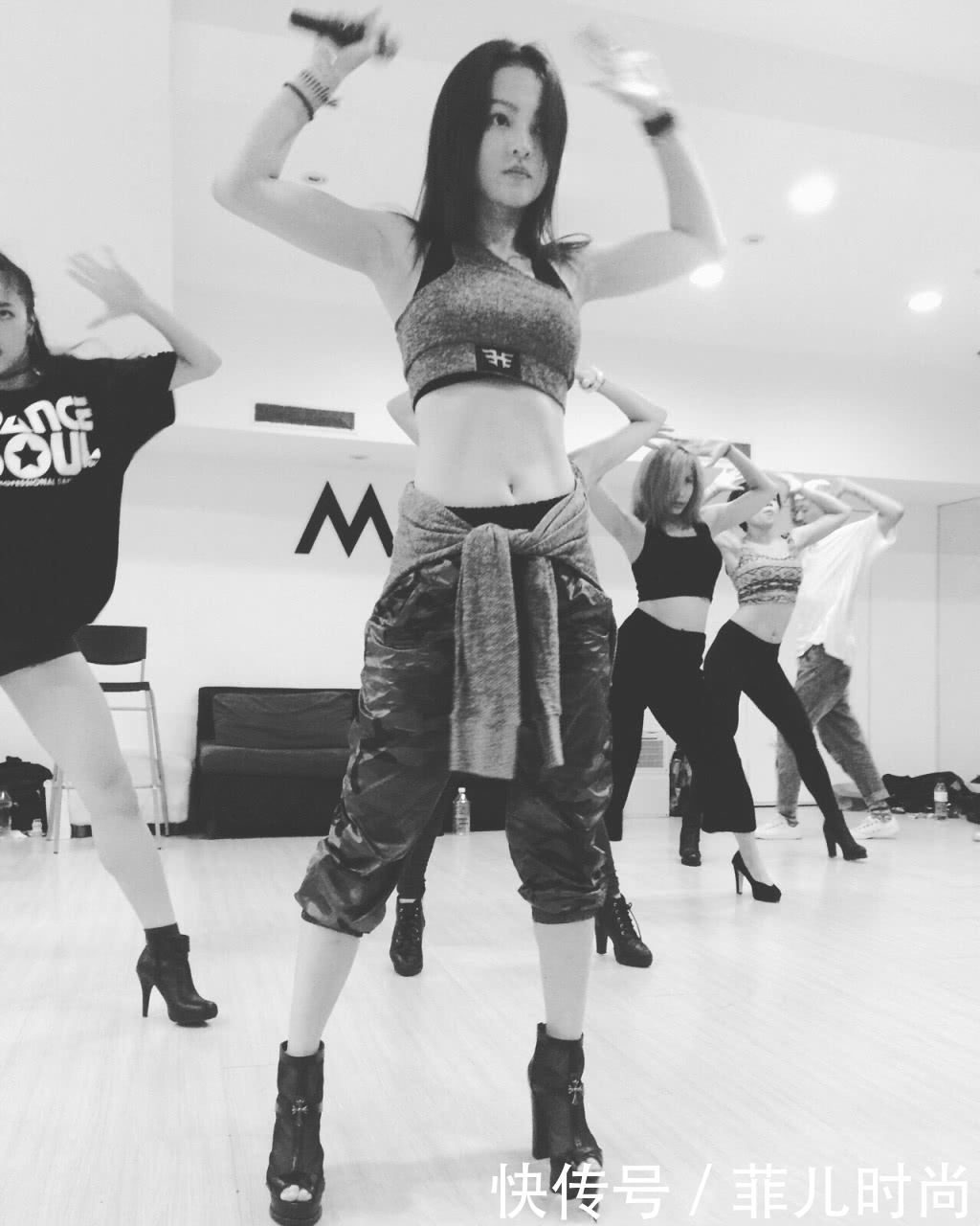 张韶涵不能再瘦了!最小码的牛仔裤都塞不满,怎能叫人不羡慕?