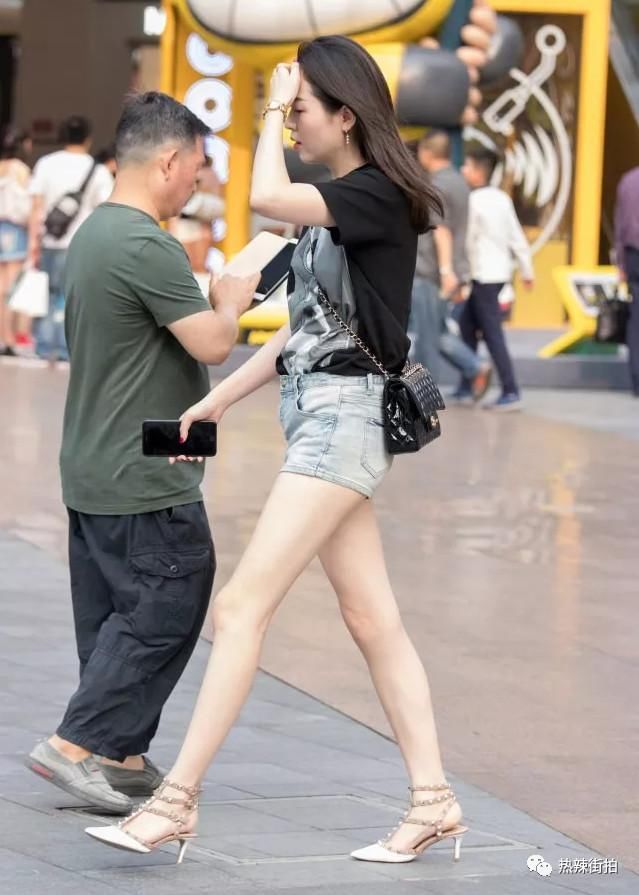 街拍:妹子的筷子腿又白又长，简直黄金比例