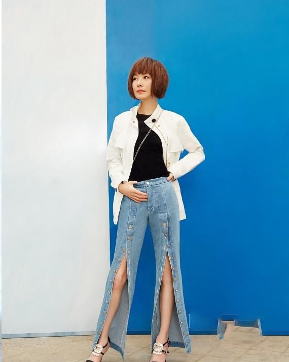  时髦：著名主持人陈鲁豫终于穿对衣服，一袭牛仔连衣裙长裙，减龄时髦