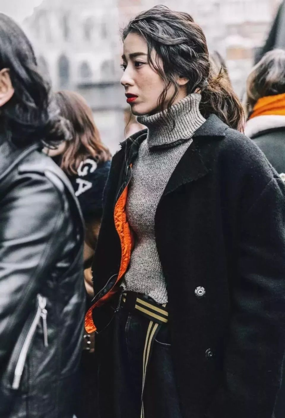 入秋这两个颜色穿在一起=很贵!