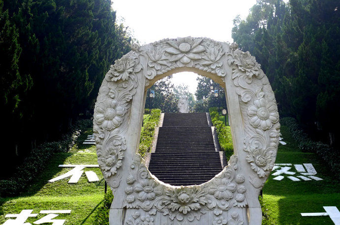 杨开慧墓，29岁为国捐躯，墓前两子墓左右相伴，英雄事迹令人落泪