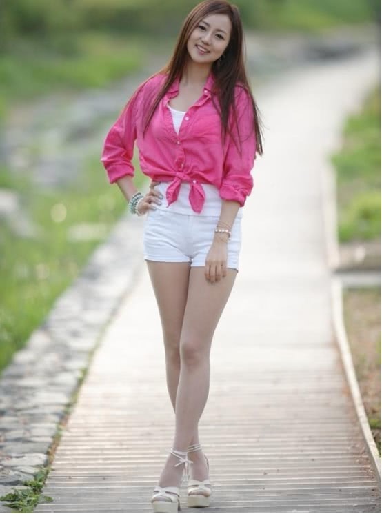 小姐姐白色短裤所展现出的曼妙身材，清新自然，让人难忘！