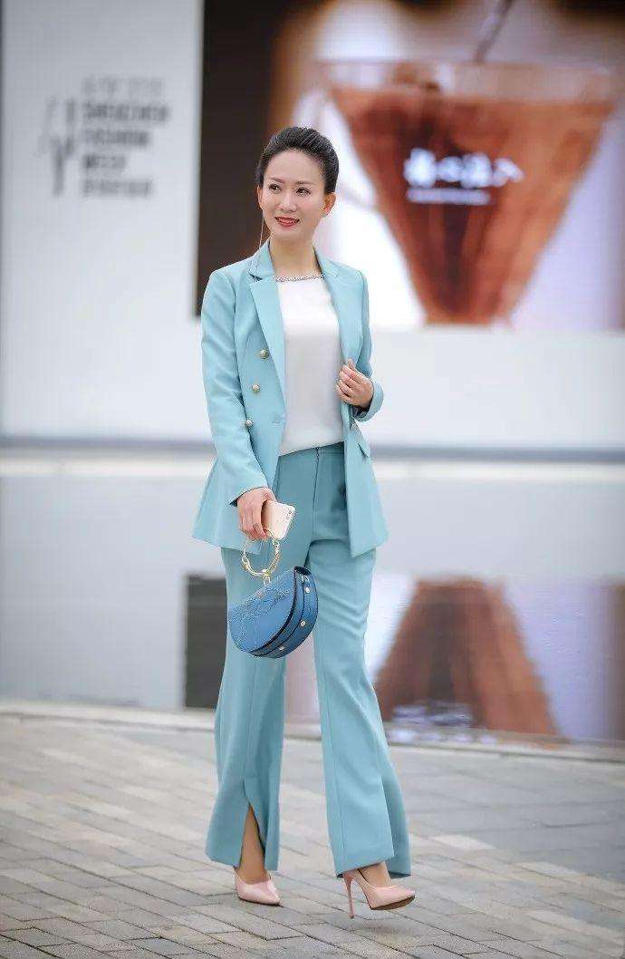 街拍：紧身裤穿着一个比一个美，小姐姐出门不输“时装秀”?