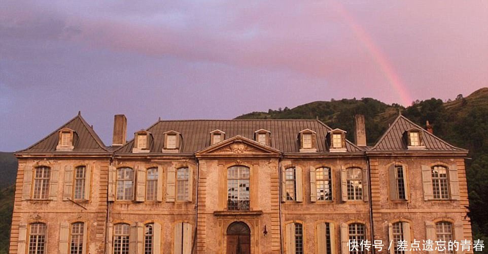 夫妻花两百多万买下废旧古堡，94间房只有4间可住