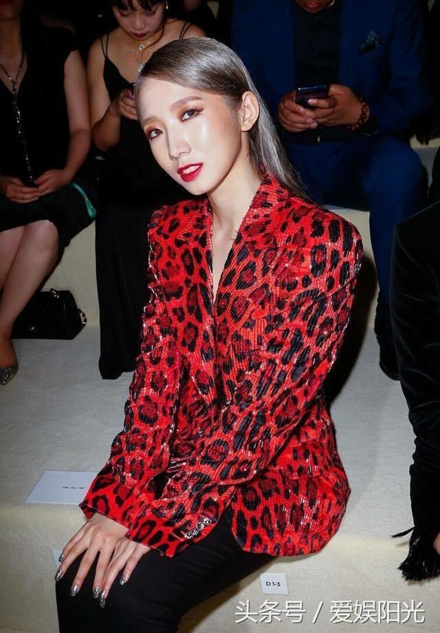孟美岐首次亮相纽约时装周，豹纹西装十分干练，却被大粗眉毁了！