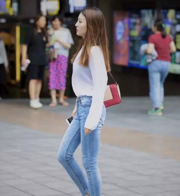  不凡|街拍：潮范十足的美女，短装外搭浅色的西装，彰显不凡的气质感