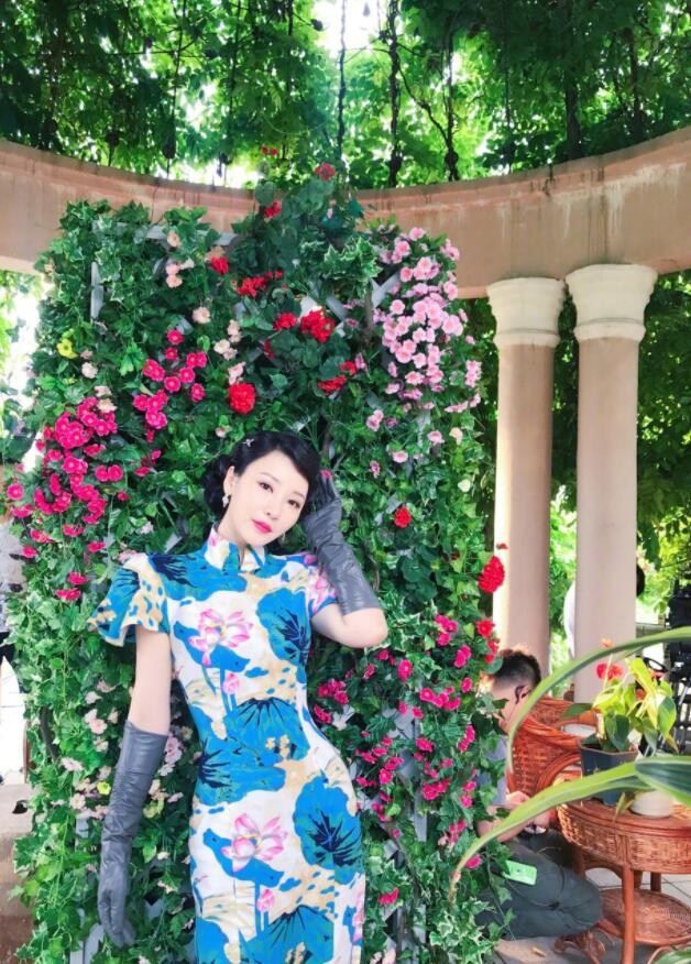 柳岩化身旗袍美女风情万种，散发出一股民国的气质韵味