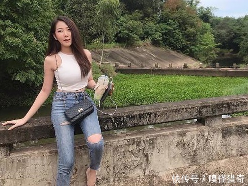 紧身破洞牛仔裤搭配白色T恤,更凸显你完美腿型