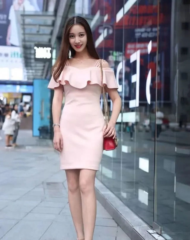  『粉色』路人街拍: 少女心的粉色系小姐姐, 走路很有范儿