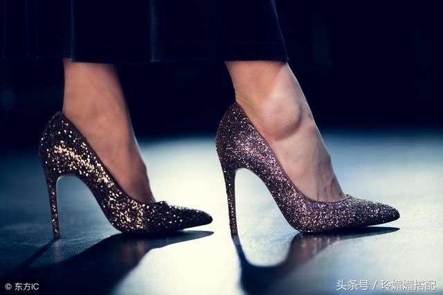 尖头高跟鞋将修长的双脚展现的淋漓尽致