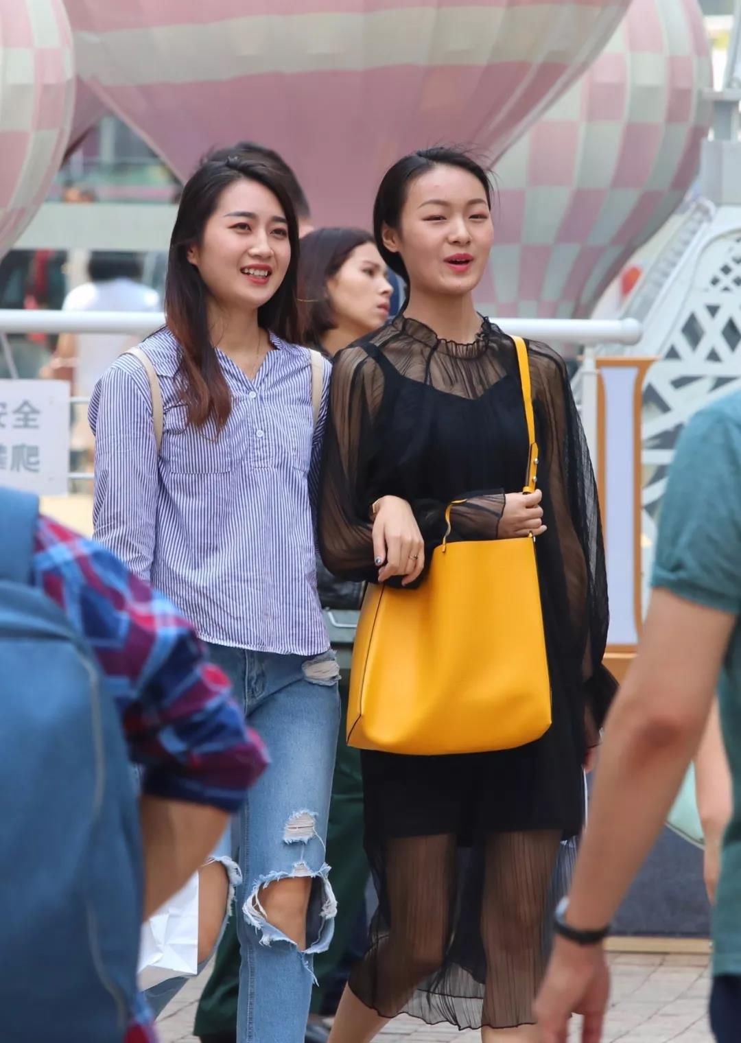 街拍路人，能驾驭这样的破洞牛仔裤的，都是人群中闪亮的女神