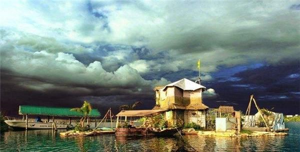  [世外桃源]牛！大叔用15万个塑料瓶搭建岛屿，有房有树有网络，宛如世外桃源