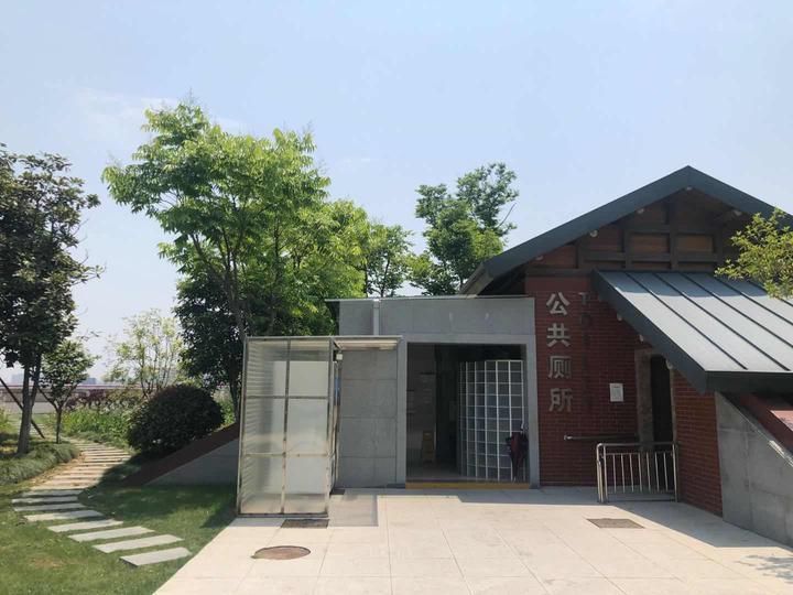  「加上」这种太阳晒两天，加上钱塘江的江风，保管皮肤变色，但钓友们都守在江边垂钓区