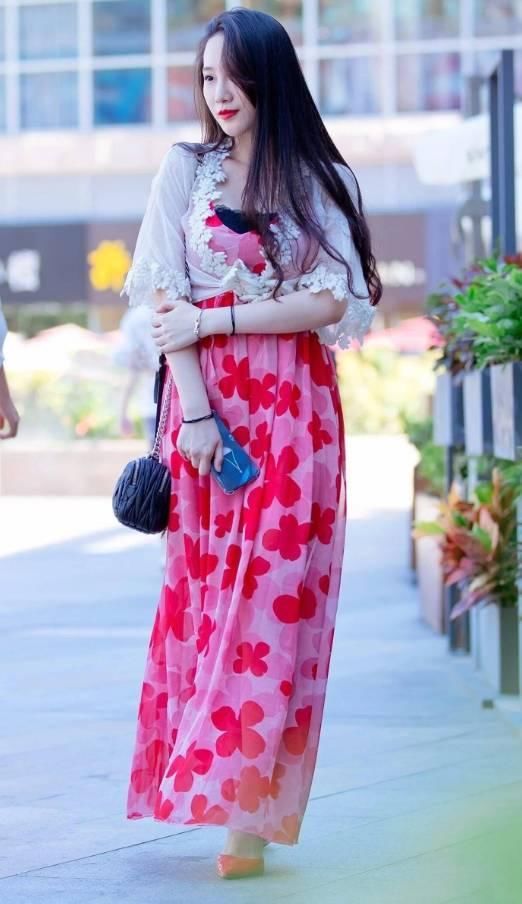 街拍:长裙飘飘，风采依旧的小姐姐