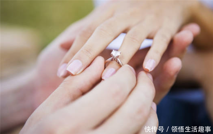 母亲执意要嫁给老家瘸腿老汉,女儿闹酒宴,方知