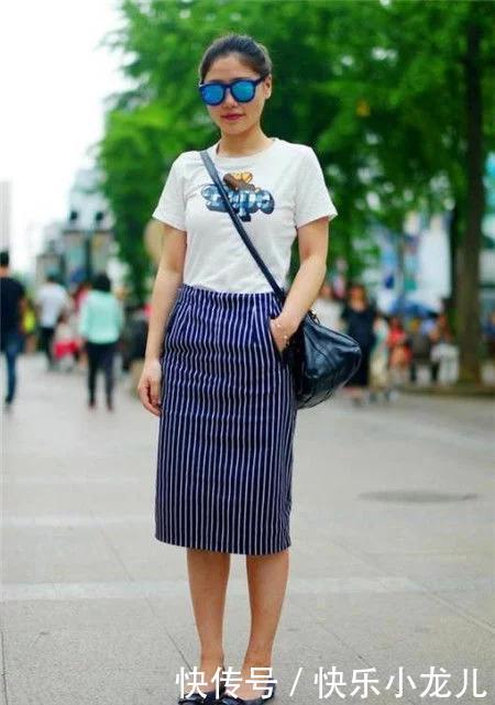  『尽显』街拍：圆润如玉的小美女，一身时尚靓丽的穿搭，尽显优雅的女人味