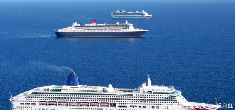 『工作人员』卫星摄下海上奇观:大批豪华游轮付不出停泊费,幽灵般结队闲逛