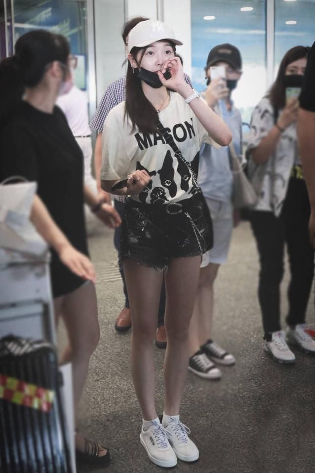 吴宣仪总算想通了，终于不在短裤里面穿安全裤，网友：够紧呗