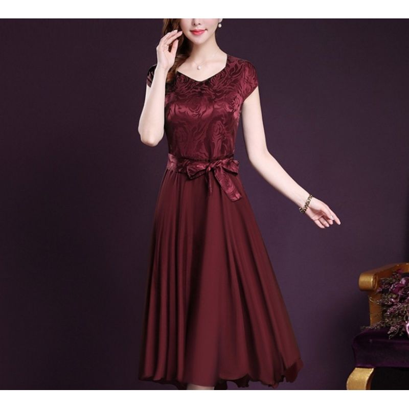 48岁女人穿衣不要选大码，显嫩的就是穿紧身连衣裙，上身太美了