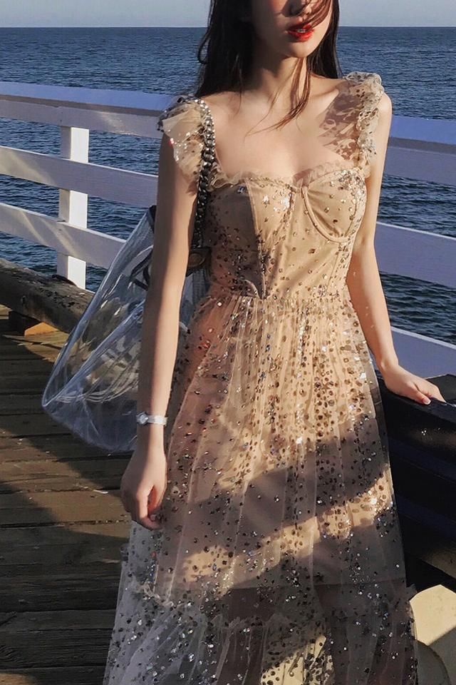 少女感吊带抹胸裙使身材更有线条感 让你更加性感迷人