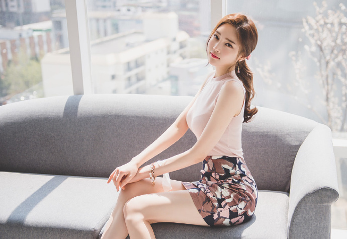 街拍：肤色的紧身衣巧搭包臀，小姐姐美的没有任何的槽点