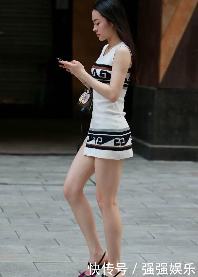 娇美小女人边走边聊微信身材婀娜，美腿又白又直很诱人