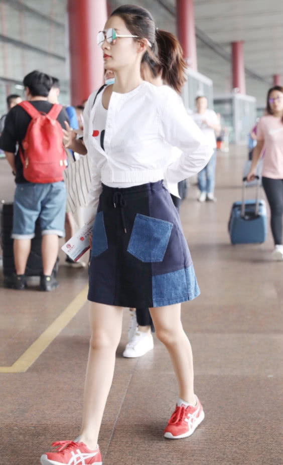李沁在机场亮相，最亮眼的不是补丁裙，而是大白腿!