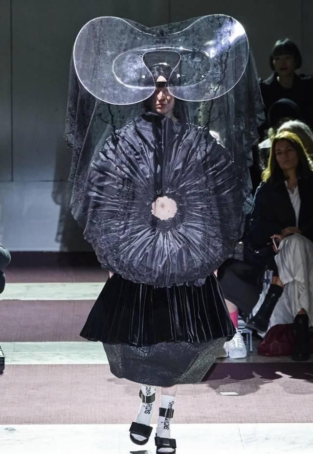  『大赛』时尚界迷之设计大赛！背上绑张床走秀，拎包入住吗？