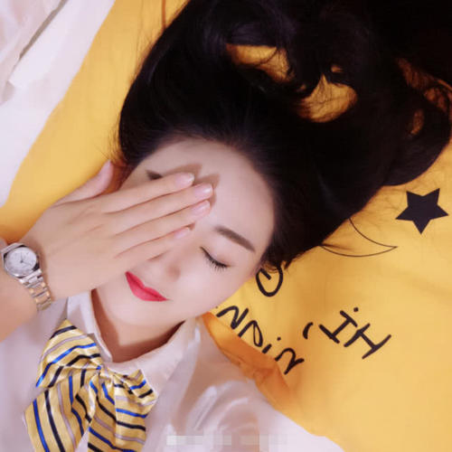 在飞机上，空姐为什么都要穿“短裙制服”，竟还有这个理由