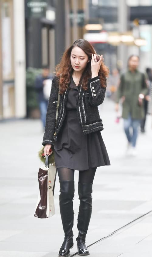  【气质】路人街拍，小姐姐身上是一款简单的淑女范白裙子，气质出众