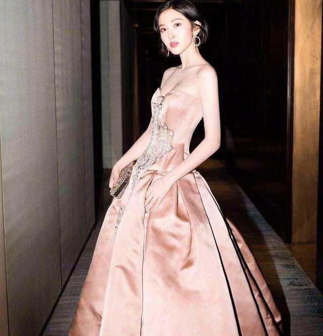 唐艺昕穿深V长裙上台领奖，太暴露张若昀笑的好尴尬！