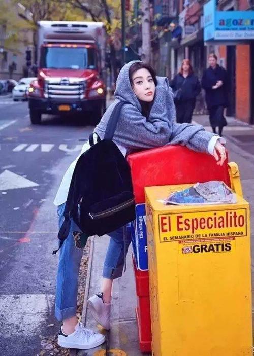 还在穿紧身裤？今年翻边牛仔裤才最火！