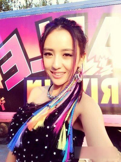 变身酷女孩就梳小脏辫发型！