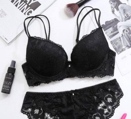 夏季穿性感的吊带露背装，就一定要穿这种美背文胸，更完美迷人